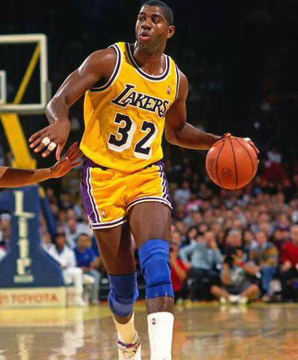 身拿球后直 身拿球后直